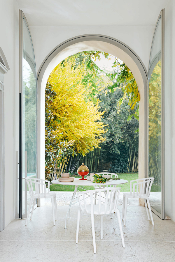 Kartell Venice Armlehnstuhl in Weiß mit Rattan-Optik und glänzender Kunststoffoberfläche für Garten, Terrasse oder Balkon - Bild 2
