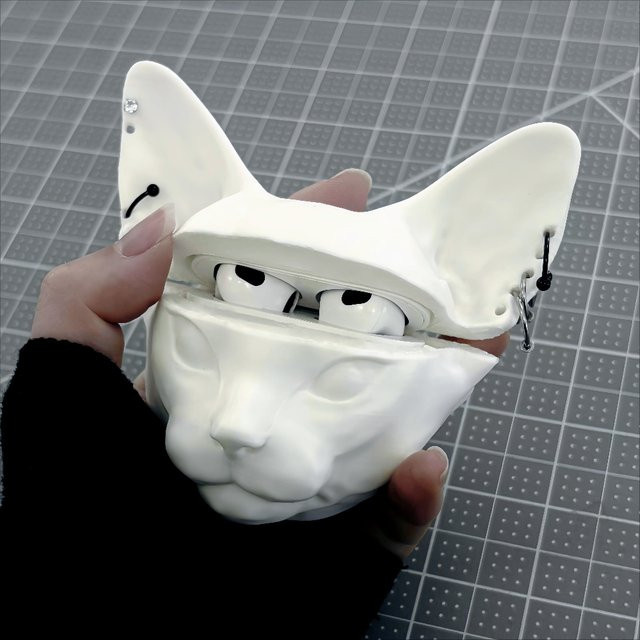 Schutzhülle mit Katzen-Design für Apple AirPods 4, Pro 2 und Pro 3 in Weiß - Bild 1