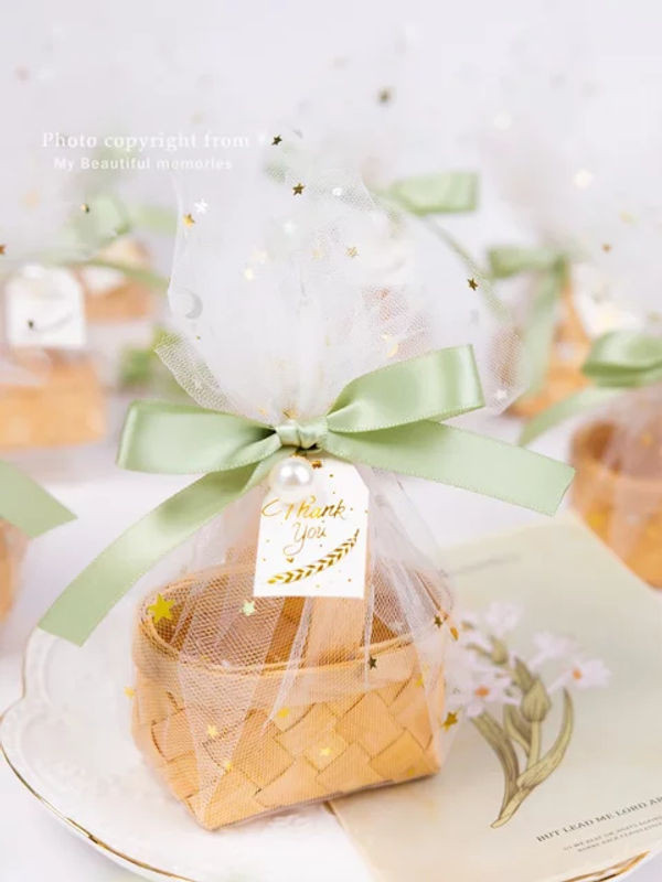 Tragbarer Bambuskorb als kreative Candy Box und Geschenkverpackung für Hochzeiten oder Babypartys in Braun und Grün - Bild 1