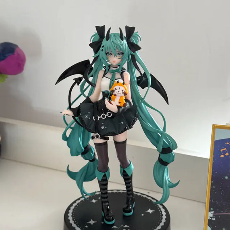 Bandai Hatsune Miku Anime-Figur Little Devil Raccoon in stehender Position, mehrfarbige PVC-Actionfigur aus Kunststoff für Sammler und zur Dekoration - Bild 1