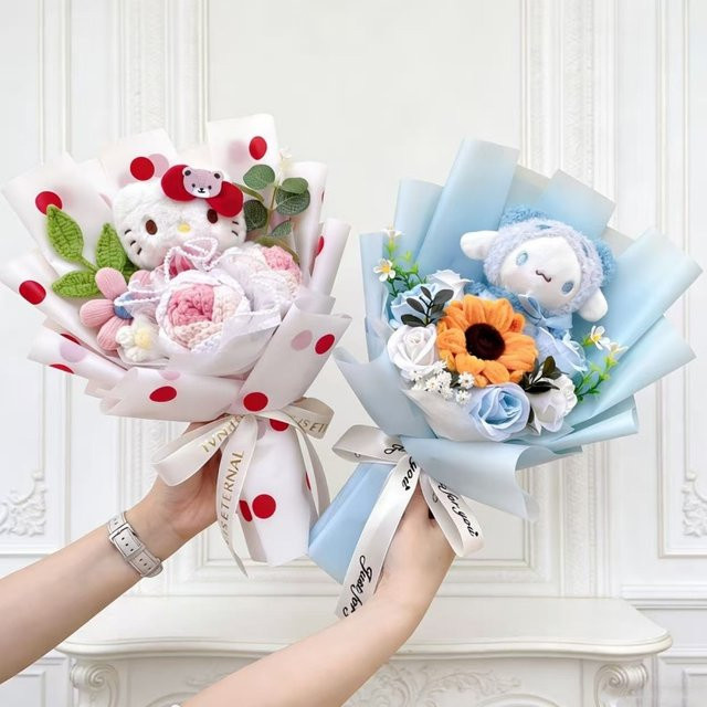 Sanrio Blumenstrauß mit My Melody, Kuromi und Hello Kitty als künstlicher Blumenschmuck in Multicolour - Bild 1