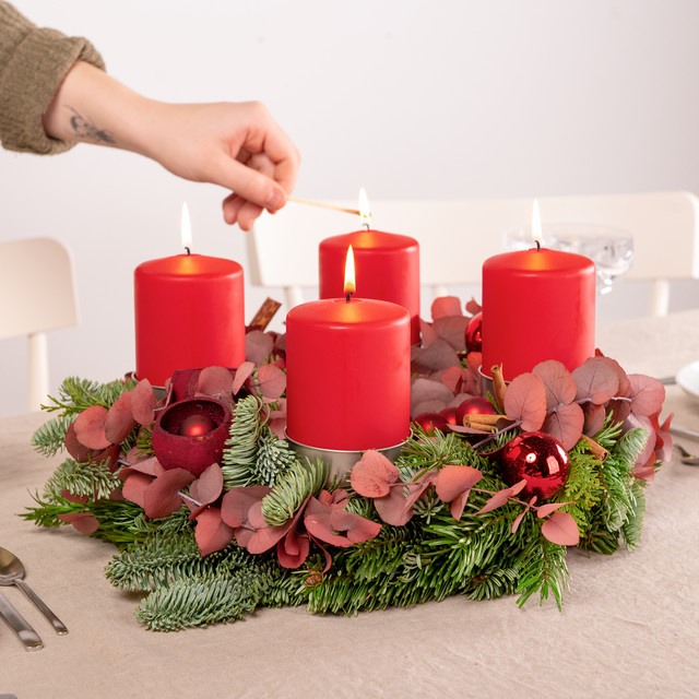 Roter Adventskranz Shiny Red von BLUME2000 in Tannengrün für die Weihnachtszeit - Bild 1