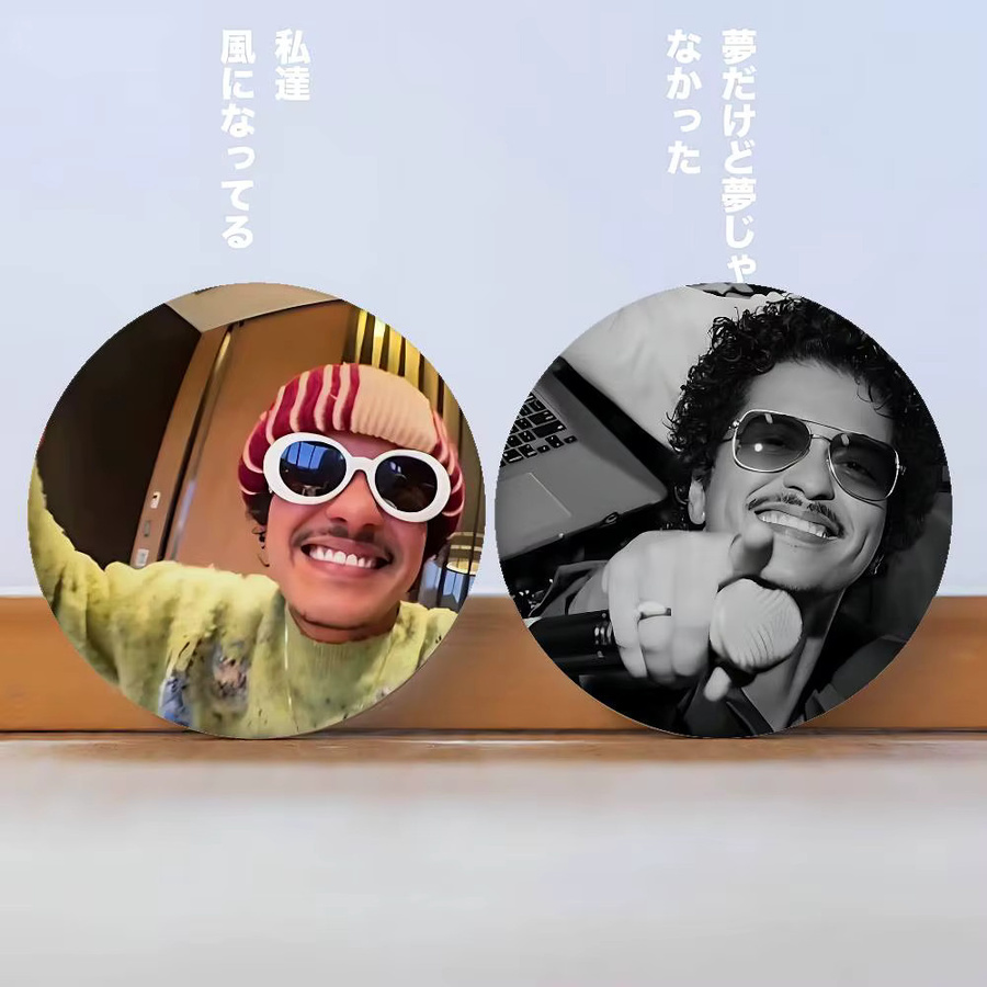 Mesuca Brosche, Metall, rund, multicolor, Bruno Mars - Bild 2
