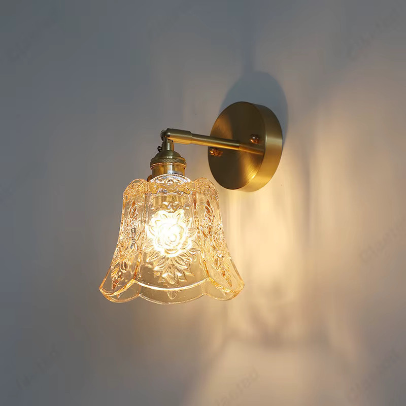 Minimalistische LED Wandleuchte aus Schmiedeeisen und Glas im Retro-Design für Schlafzimmer, Wohnzimmer, Flur oder Badezimmer in Schwarz oder Gold/Messing - Bild 1