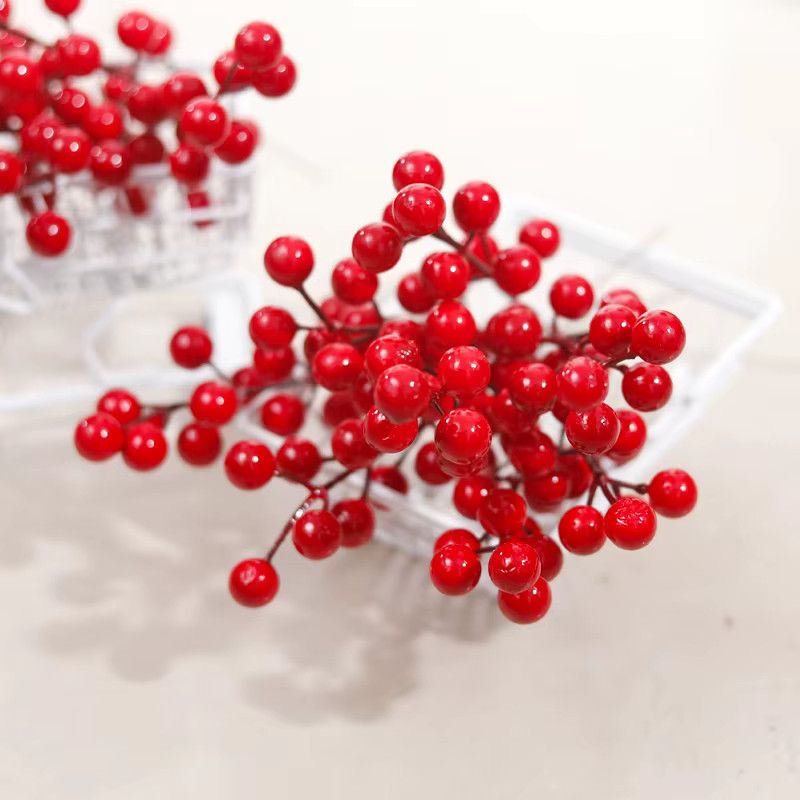 Künstliche Stechpalme mit roten Schaumbeeren von Kahaul für Weihnachtsdekoration und Festlichkeiten - Bild 2