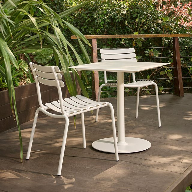 Houe Gartenmöbel Set ALUA in Weiß bestehend aus 2 Gartenstühlen und dem PICO Bistrotisch mit einem Durchmesser von 64 cm - Bild 1
