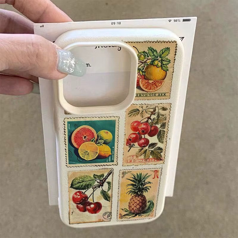 Apple iPhone Handyhülle mit Retro-Litschi-Fruchtstempel-Puzzle-Muster in Beige und Multicolour für iPhone 17, 16, 15 Pro, Max und Plus - Bild 4
