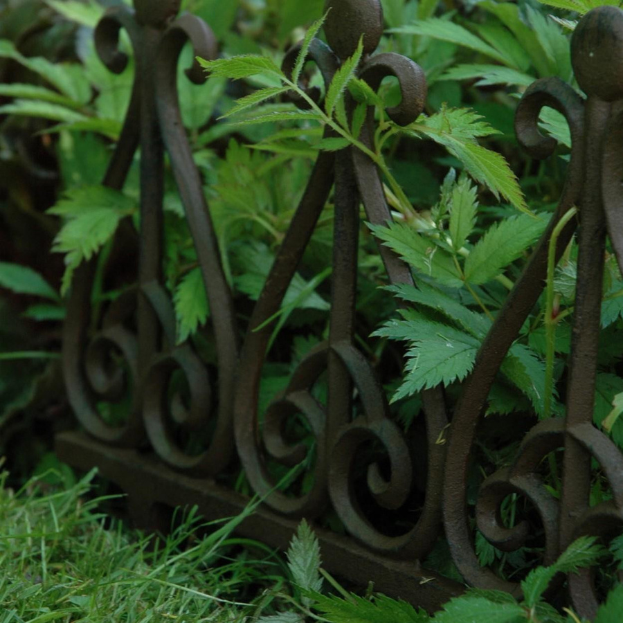 Esschert Design Gusseiserner Gartenzaun im rustikalen Stil für die Bodenmontage - Bild 4