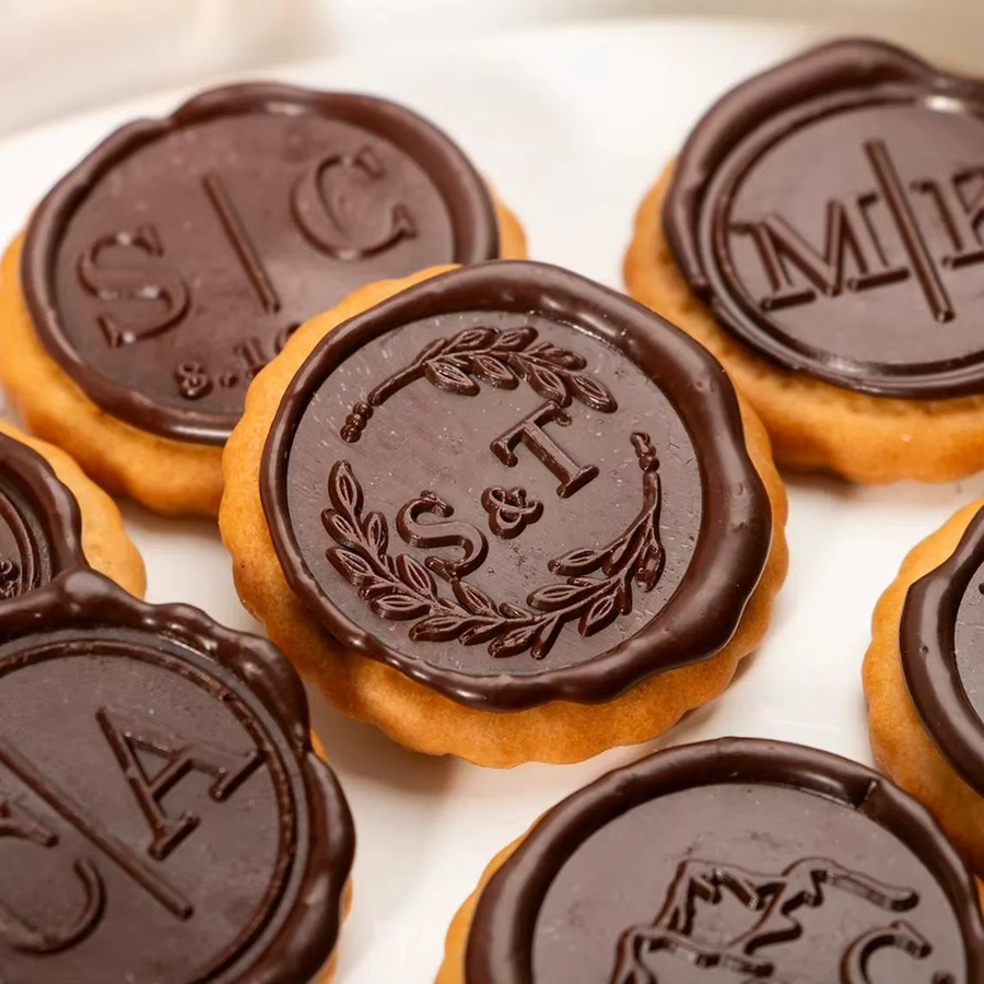 Personalisierte Schokoladenstempel in Lebensmittelqualität mit individuellem Logo-Design in Gold für DIY-Dekorationen von Cupcakes, Plätzchen und Geschenken - Bild 5