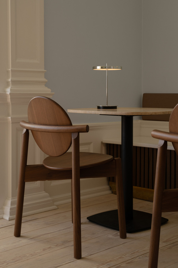 UMAGE Gather Cafe Tisch in Beige aus Marmor oder Travertin mit Stahlgestell - Bild 3
