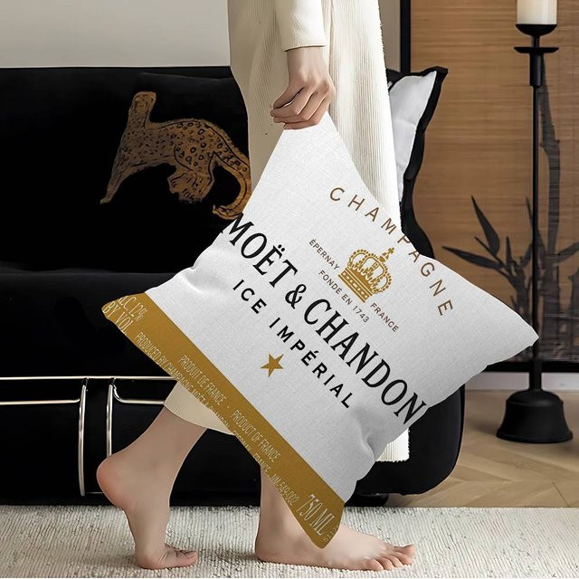 M-Moet C-Chandon Anime Kissenbezug mit Grafikdesign in Weiß, B/H: 45 x 45 cm - Bild 1