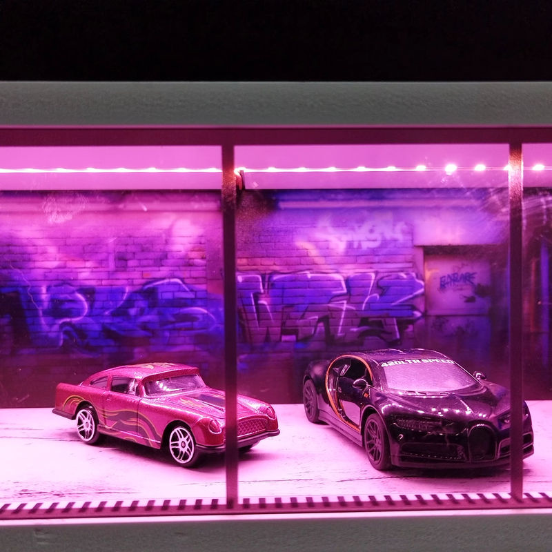 Meiduoxing Diorama Autoparkplatz-Modell mit LED-Beleuchtung, Vintage rote Ziegelstein-Autogarage aus Kunststoff für 1/64 Miniatur-Ausstellungsszenen - Bild 5