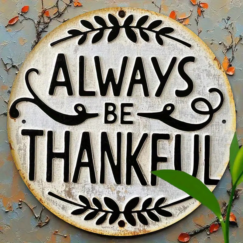 Potdemiel Metallwandschild Always Be Thankful in Weiß mit rustikalem Weihnachtskranz-Design, Durchmesser: 20,32 cm - Bild 4