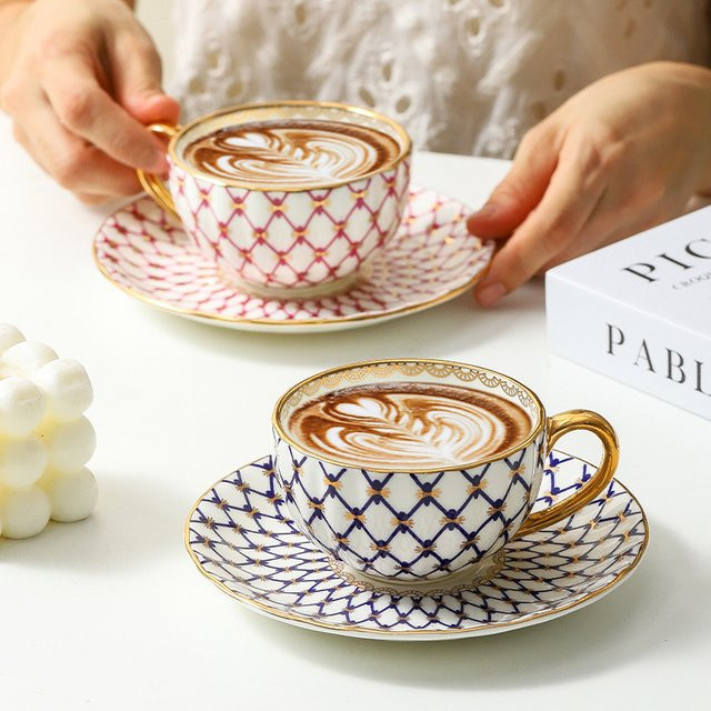 Kaffeetasse aus Bone China Keramik in Schwarz mit Goldgriff im Nordic Stil - Bild 1