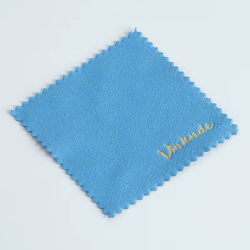 100 Stück Silber-Polierbeutel aus blauem Mikrofaser-Wildleder und OPP-Folie mit Logo-Prägung, Breite: 8 cm, Farbe: Silber und Blau - Bild 1