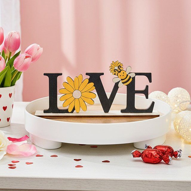 Dekorative Holz-Dekoration mit Love-Schriftzug in Bienenblütenform für den Valentinstag - Bild 1