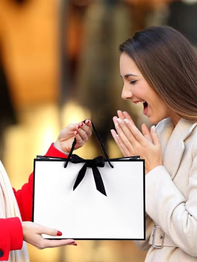 Elegantes Geschenktüten-Sortiment aus weißem Papier mit schwarzen Bandgriffen für Hochzeiten und Partys - Bild 6