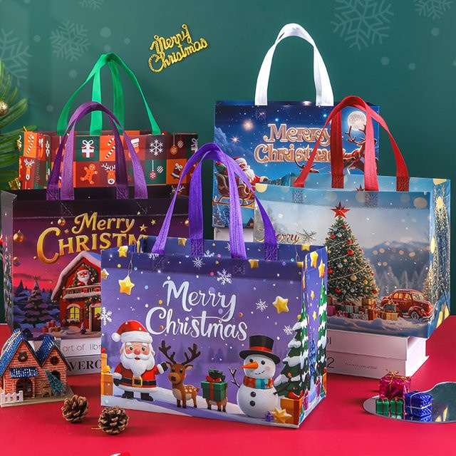 16 wiederverwendbare Weihnachtsgeschenktüten aus Papier mit Griffen in Multicolour, Designs mit Weihnachtsmann, Schneemann und Weihnachtsbaum für deine Weihnachtsfeiern - Bild 1