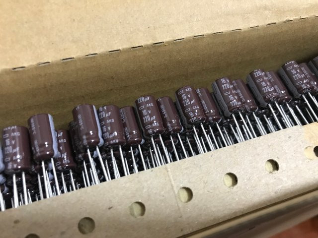 Nippon Chemi-Con AKG Serie Aluminium-Elektrolytkondensator 220µF 16V mit niedrigem ESR, 10 Stück, Maße: 6,3 x 11 mm - Bild 1