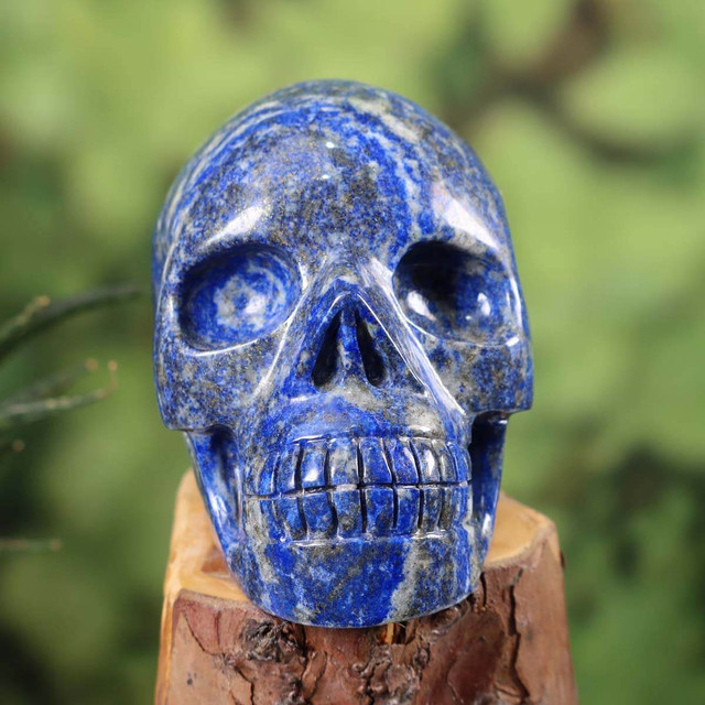 Handgefertigter Lapislazuli-Schädel von CrystalHola in Blau zur Dekoration für dein Zuhause oder dein Büro - Bild 1