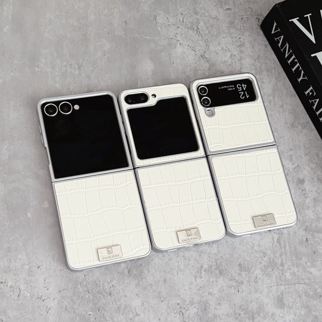 JINHR Schutzhülle aus Kunstleder mit Krokodilmuster für Samsung Galaxy Z Flip6, Z Flip5 und Z Flip4 in Beige - Bild 1