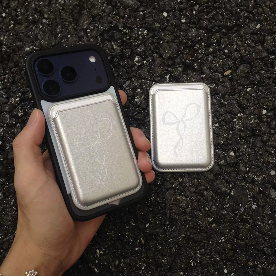 Magnetischer Kartenhalter mit Schleifenmuster in Silber für iPhone 17, iPhone 16 Pro Max, Samsung Galaxy S26 und Samsung Galaxy S23 Ultra als MagSafe Wallet Cover - Bild 3