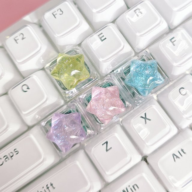 Sanrio 4-teiliges personalisiertes Stern-Glitzer-Tastenkappen-Set für mechanische Tastaturen, transparent, mit WASD-Richtungstasten - Bild 1