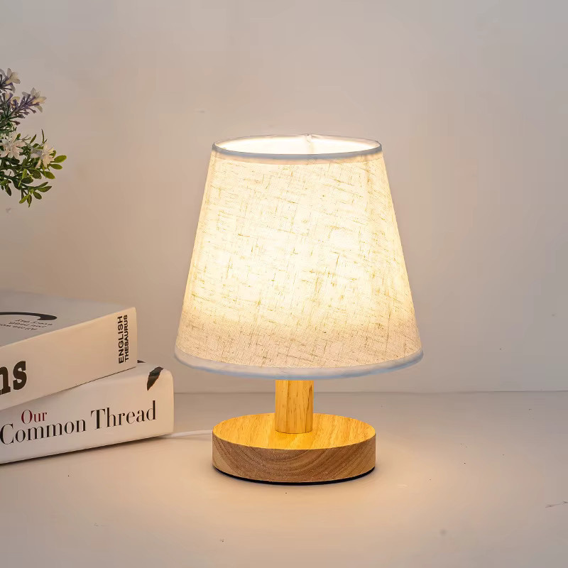 Retro LED Tischlampe mit Leinenlampenschirm und Holzfuß in Beige, USB-betrieben, warmweißes Licht für Wohnzimmer und Schlafzimmer - Bild 3