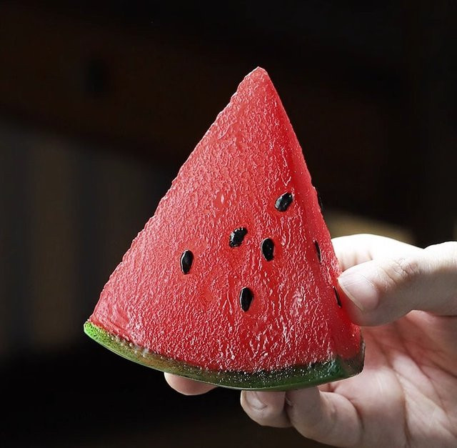 Farbwechselndes Wassermelonen-Ornament aus Harz in Rot für deine Teetisch-Dekoration - Bild 1