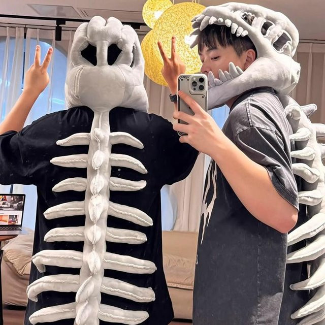 Binchi Fitness Dinosaurierskelett Plüschtier Kopfbedeckung in Grau für Halloween und Heimdekoration - Bild 1