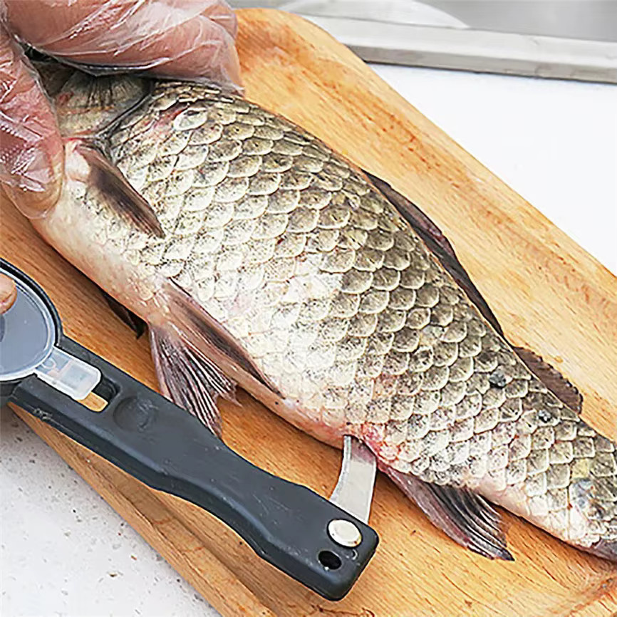 Multifunktionaler Küchenhelfer Set aus Kunststoff in Schwarz bestehend aus Fischschuppenentferner, Obst- und Gemüseschäler, Reinigungsschaber und Klappmesser - Bild 2