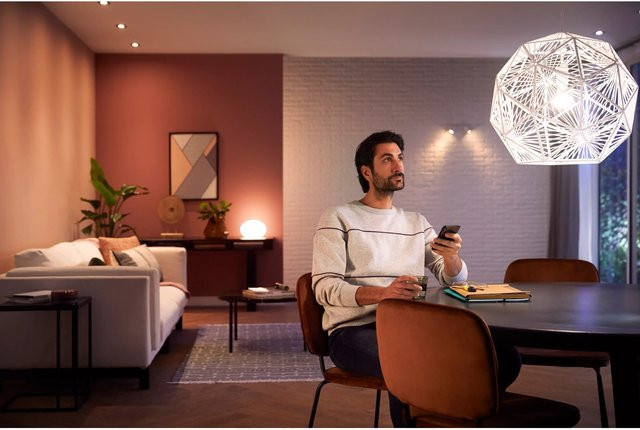Philips Hue LED-Leuchtmittel White E27 2er-Pack mit Bluetooth und Warmweiß - Bild 1