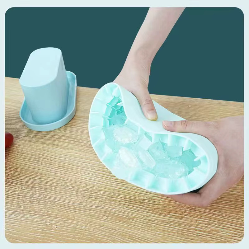 Runde Silikon Eiswürfelform mit Deckel in Blau für DIY Eiswürfel und Eisbehälter - Bild 2