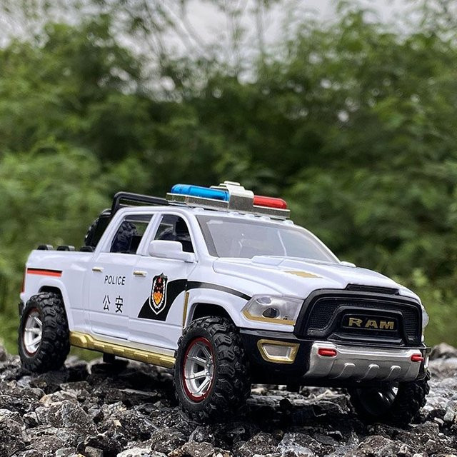 Linyi toy car Ram Trx Pickup LKW Legierungsmodell, 1:32, mit Sound und Licht, ab 14 Jahren - Bild 1