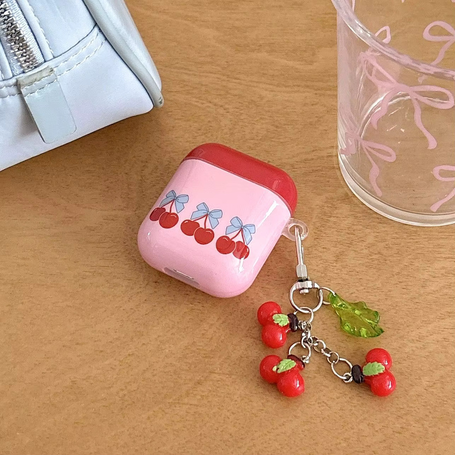 Schutzhülle für Apple AirPods 1 2 3 4 Pro Pro2 Pro3 mit rotem Kirschen- und Schleifenmuster sowie Kirsch-Anhänger in Rot und Pink - Bild 2
