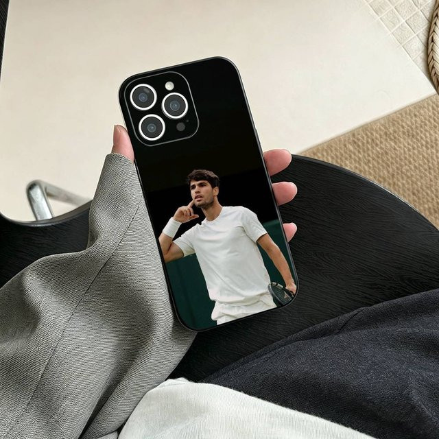 Schwarze Handyhülle mit Carlos Alcaraz Motiv für Apple iPhone 11 bis iPhone 17 Modelle - Bild 1