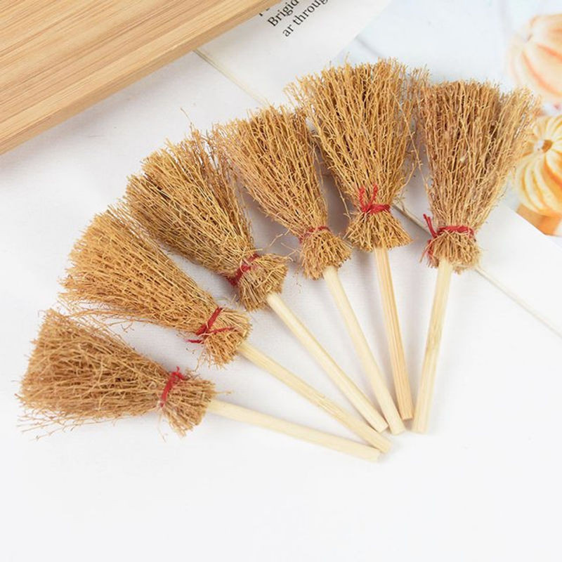 YONGSNOW Mini Hexenbesen aus Stroh und Holz als rustikale Hängeornamente für Halloween und Dekorationen in Beige - Bild 1
