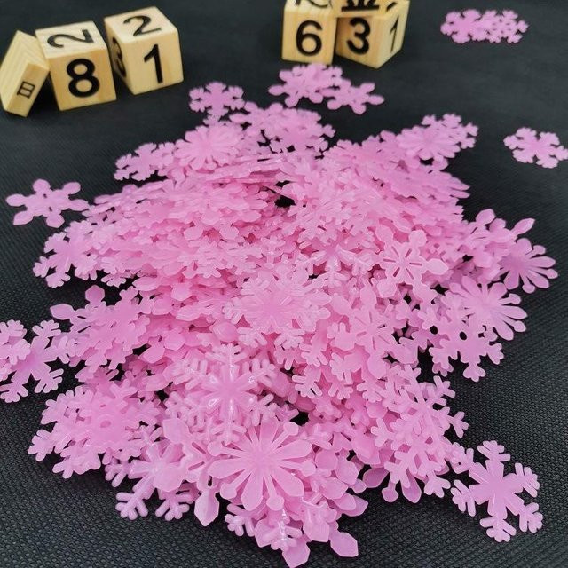 50 Stück leuchtende Schneeflocken-Wandaufkleber in Rosa als Weihnachts-Stern-Dekoration für Wand und Decke - Bild 1