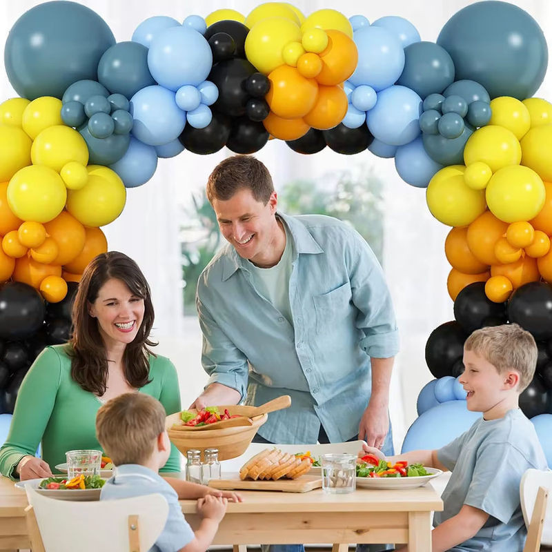 Mehrfarbige Ballon-Girlande in Blau, Gelb, Schwarz und Grau als Party-Dekoration für Kindergeburtstage oder Gender Reveal Partys - Bild 1