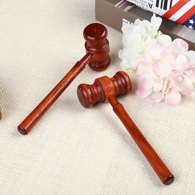 Skeyo Mini Hammer aus Holz in Braun als Dekoration für Anwälte und Richter - Bild 1
