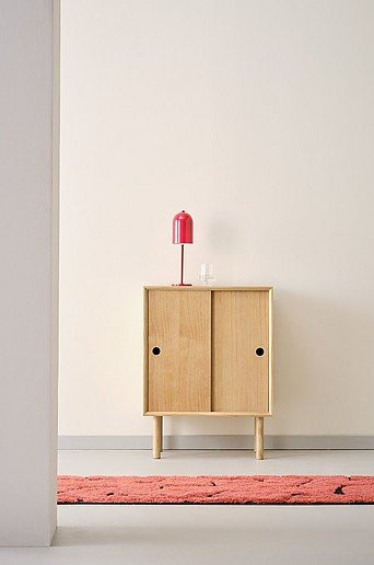 KVARNHOLM Kabinett von Jotex – Freistehendes Sideboard im skandinavischen Design mit Schiebetüren in Braun und Beige, B/T/H: 80 x 40 x 60 cm - Bild 1
