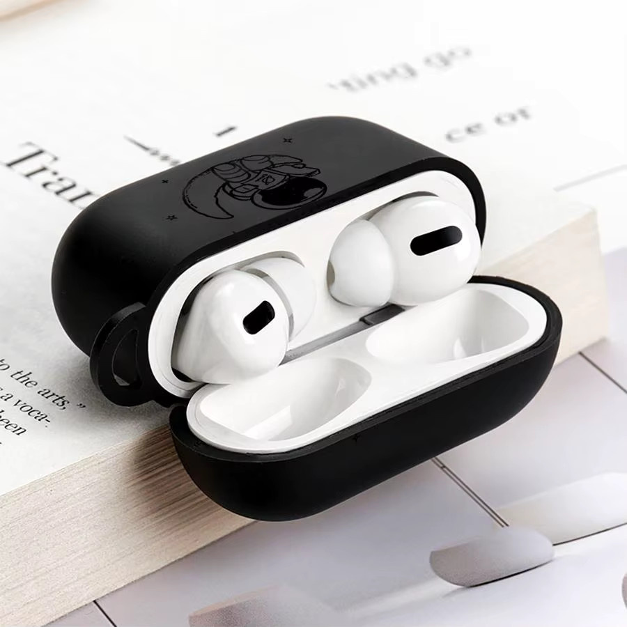 Space Moon Astronaut Kopfhörerhülle in Schwarz für Apple AirPods Pro, Pro 2, Pro 3 und AirPods 4 - Bild 4