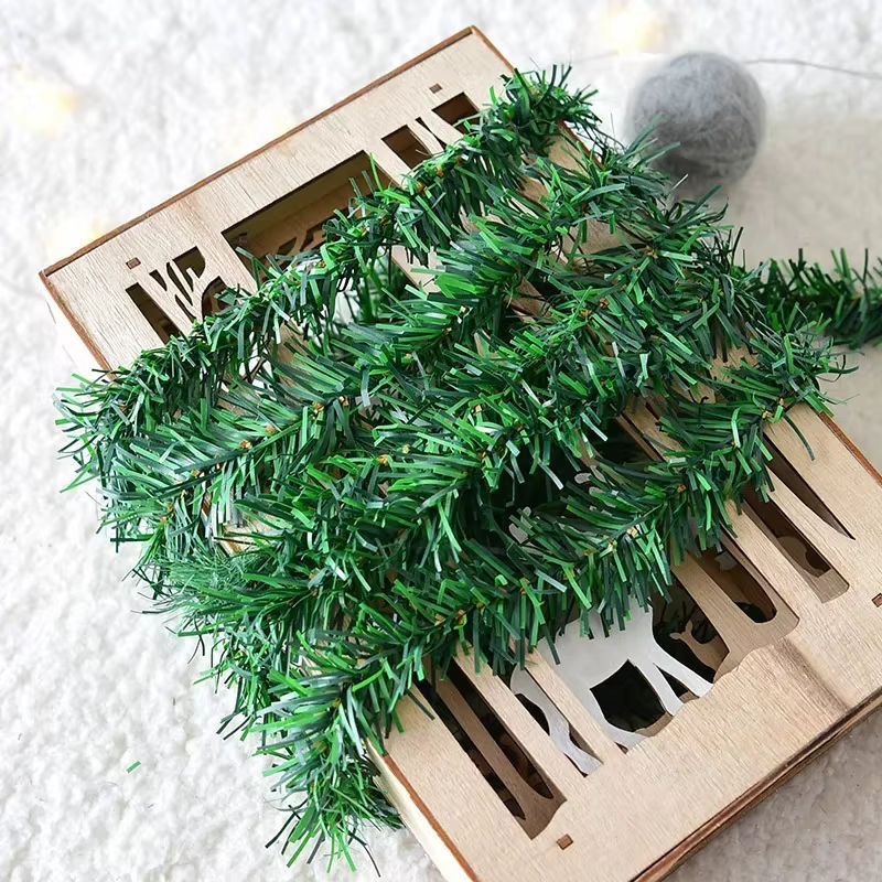 Grüne Weihnachtsdekoration als Girlande aus Kunststoff im Botanical-Design, 5,5 m Länge - Bild 2