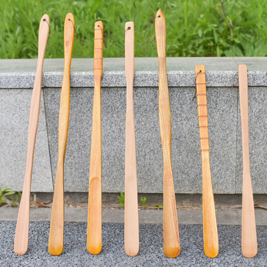 Hängender Schuhlöffel aus Holz mit extra langem Griff in Braun zum einfachen Anziehen von Schuhen - Bild 3