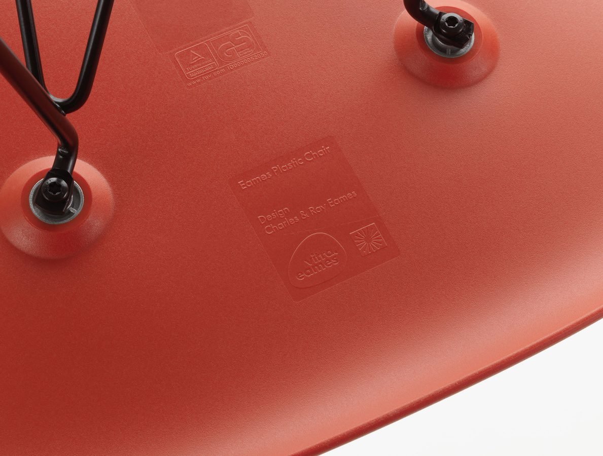 Vitra DSW Eames Plastic Side Chair in Rot aus Kunststoff und Holz mit mattem Finish - Bild 2