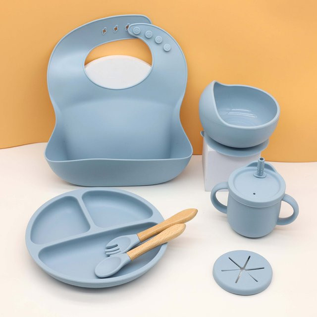 7-teiliges Baby-Silikongeschirr-Set in Blau mit Lätzchen, Speiseteller, Schüssel mit Saugnapf, 2-in-1-Wasserbecher, Snackbecher sowie Holzlöffel und Gabel - Bild 1