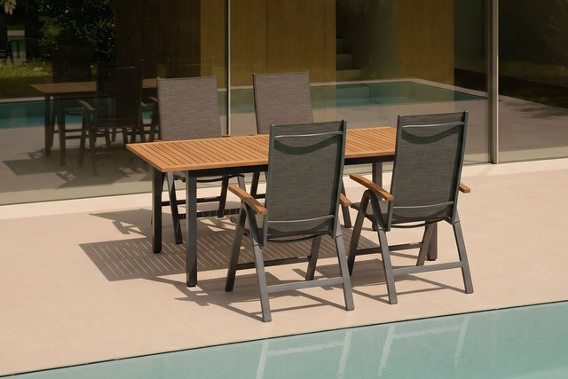 Villana Garten-Essgruppe aus Aluminium und Eukalyptus in Schwarz/Grau mit ausziehbarem Tisch und 4 Klappstühlen, witterungsbeständig und FSC-zertifiziert - Bild 1