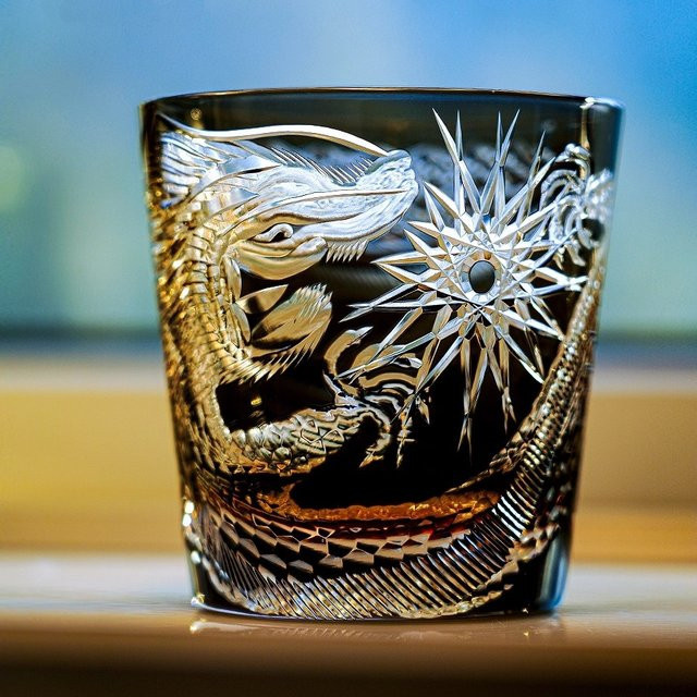 Loveyalty Dragon Edo Kiriko Kristallglas Tumbler mit Loong-Muster in Schwarz - Bild 1
