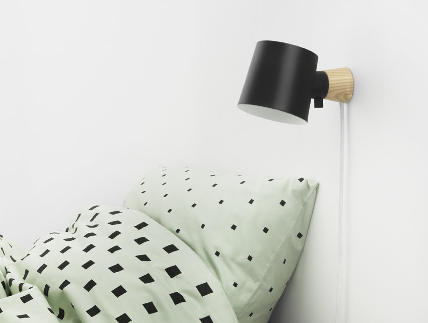 Normann Copenhagen Rise Wandleuchte aus Eschenholz und Metall in Weiß, verstellbar, E14 - Bild 1