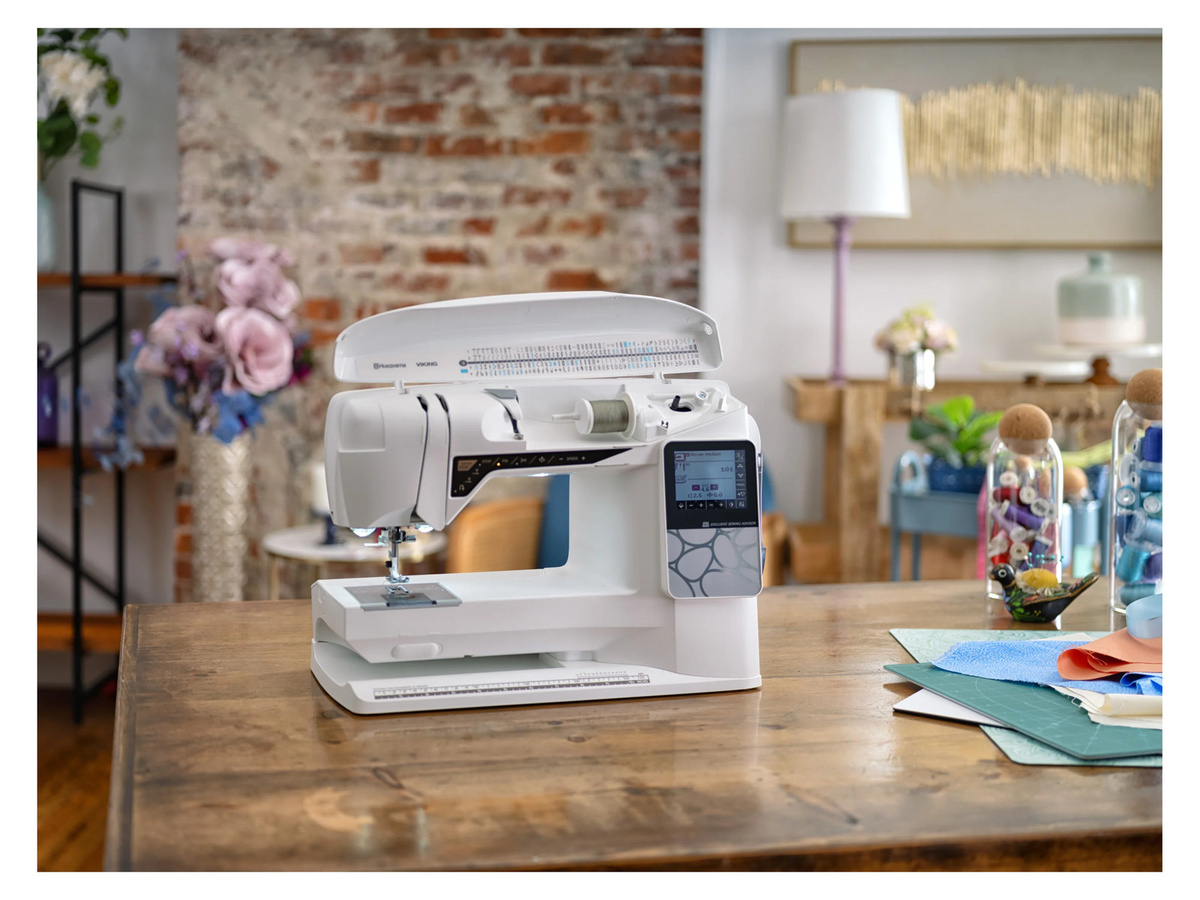 Husqvarna Viking Computernähmaschine Opal 690Q in Weiß - Bild 2